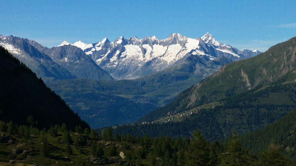 An nord du Simplon, vue sur le Finteraarhorn (à droite de la chaîne montagneuse)